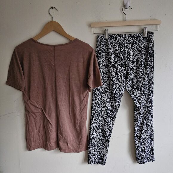 Nike XS Set: Brown Premium Essentials Oversized T-Shirt & Black/White Capri - Picture 3 of 8